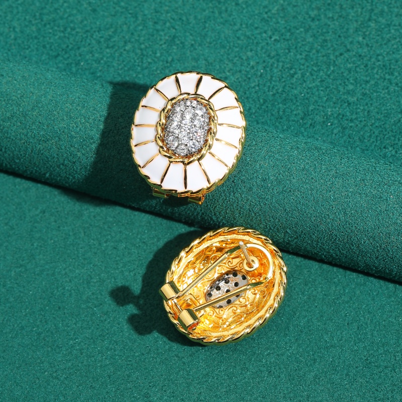 Vintage White Enamel Rhineston - Vintage Fashion Jewelry Brands 评论和价格