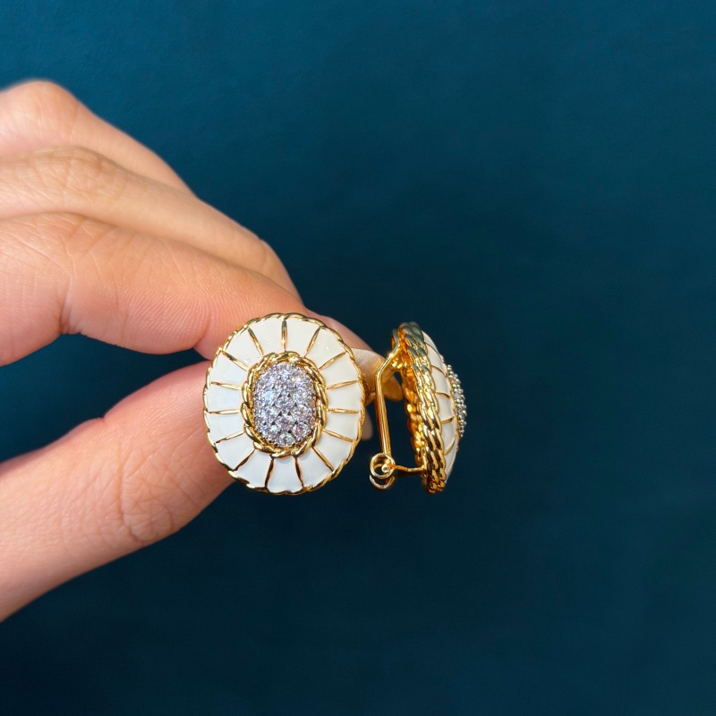 Vintage White Enamel Rhineston - Vintage Fashion Jewelry Brands 评论和价格