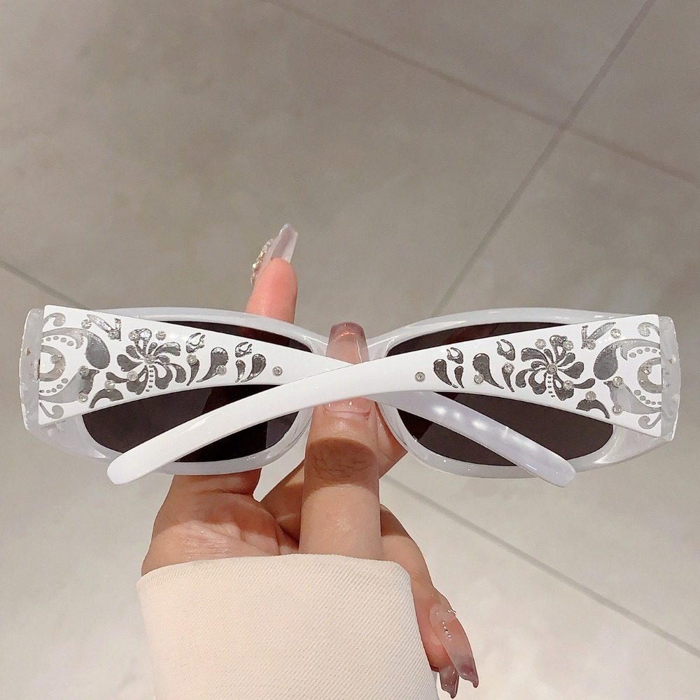 Vintage PC Rhinestones Sunglas - Vintage Fashion Photography 评论和价格