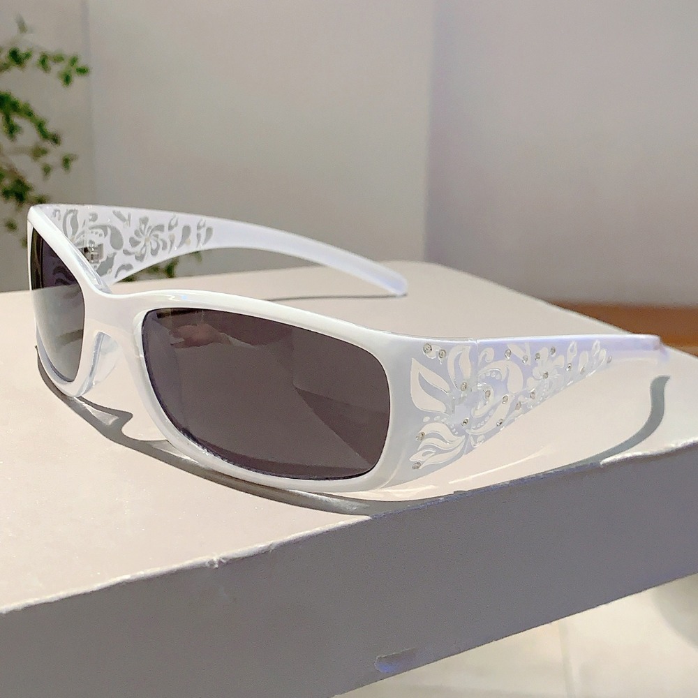 Vintage PC Rhinestones Sunglas - Vintage Fashion Photography 评论和价格